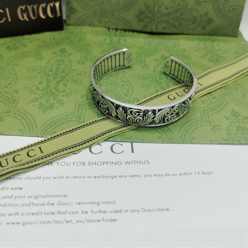 G*u*i bracelets